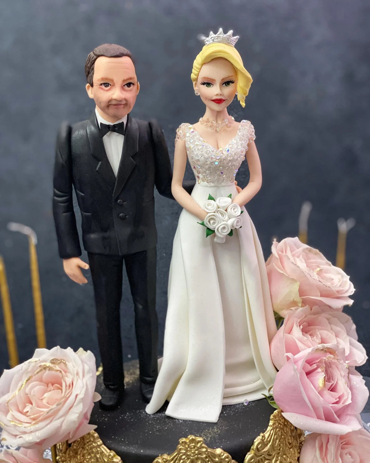 Gelin ve Damat Figürlü Çiçekli Pasta