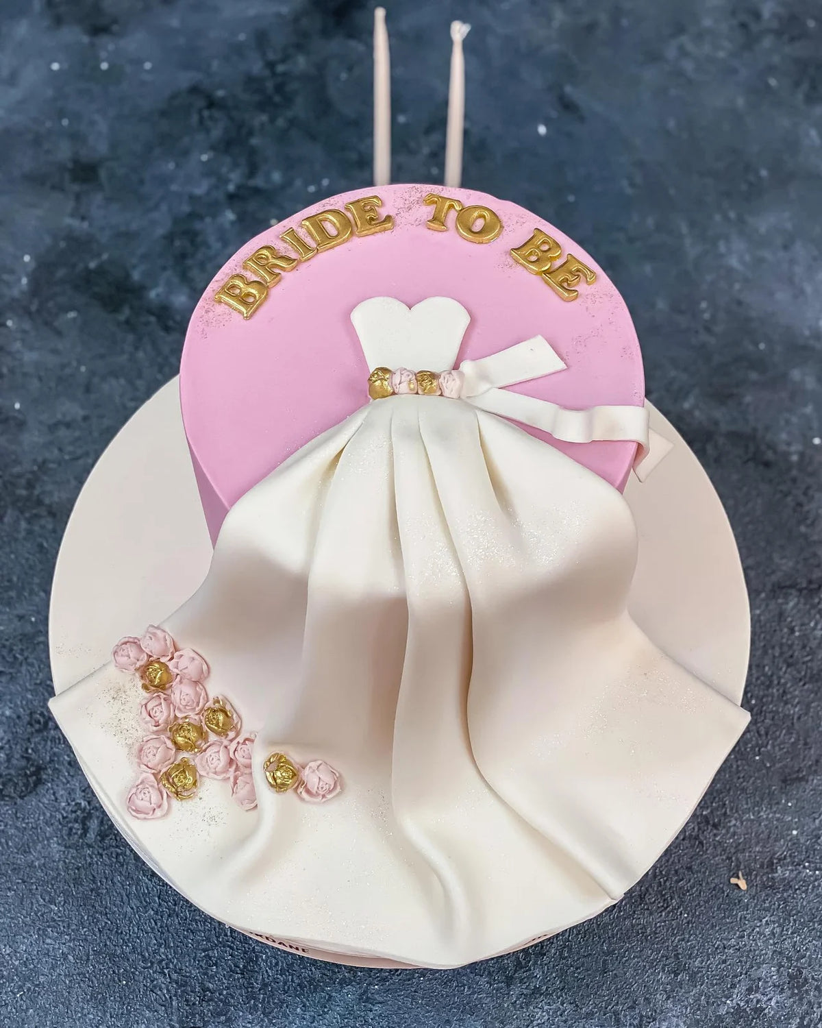 Gelinlik Süslemeli Pembe Beyaz Bride to Be Pastası