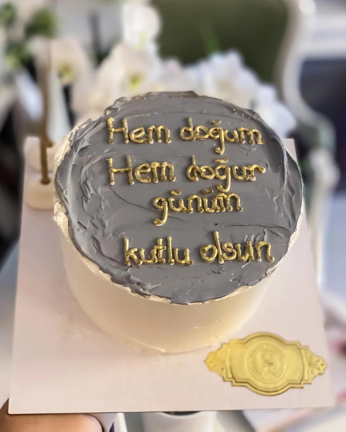 Gri Altın Yazılı Doğum Günü Pastası