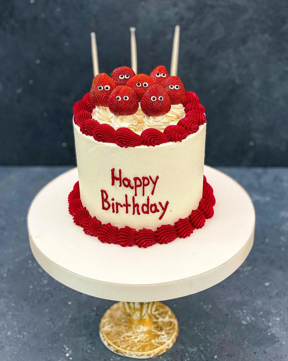 Gülen Kırmızı Kalpli Happy Birthday Pastası