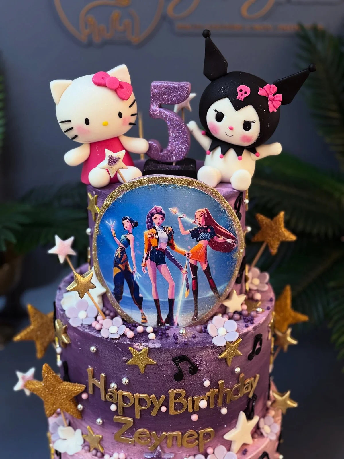 Hello Kitty ve K-Pop Karakterli Mor Pasta