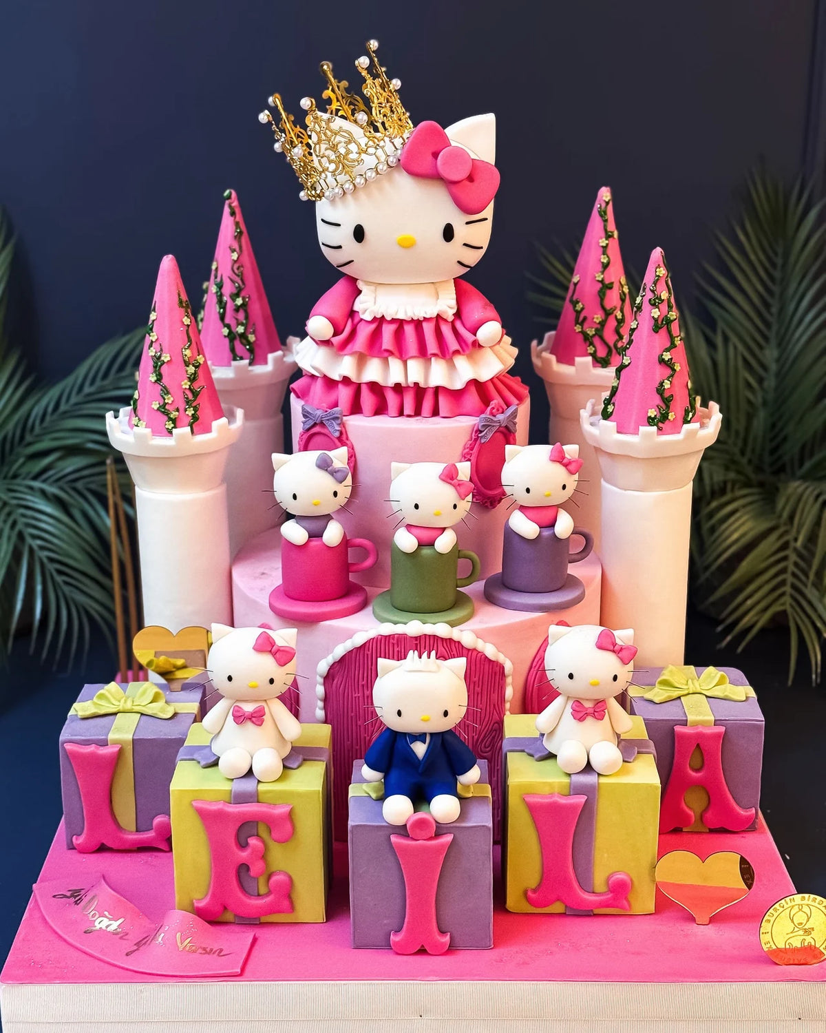 Hello Kitty ve Pembe Şato Pastası