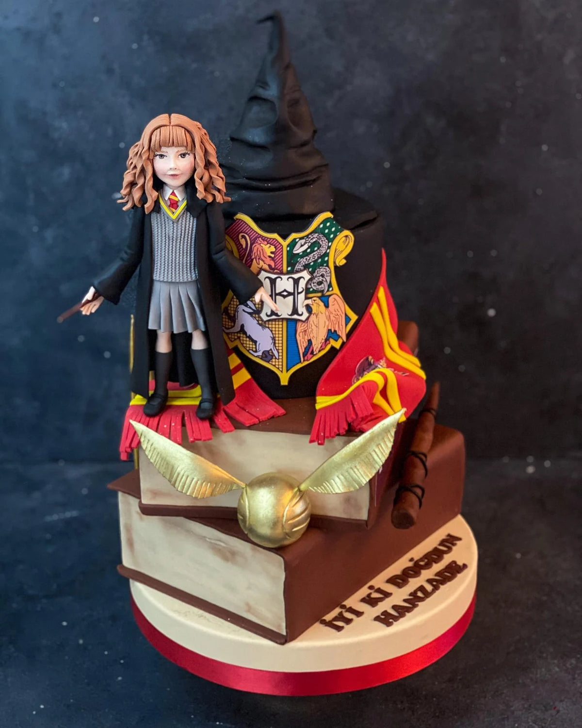 Hermione ve Hogwarts Armalı Kitap Pastası