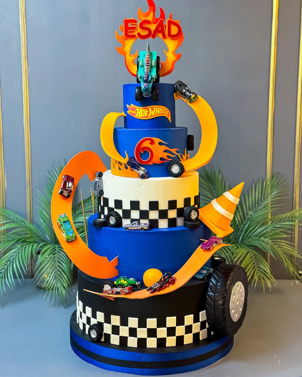 Hot Wheels Üç Katlı Yarış Pastası