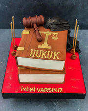 Hukuk Kitabı ve Tokmaklı Avukat Pastası