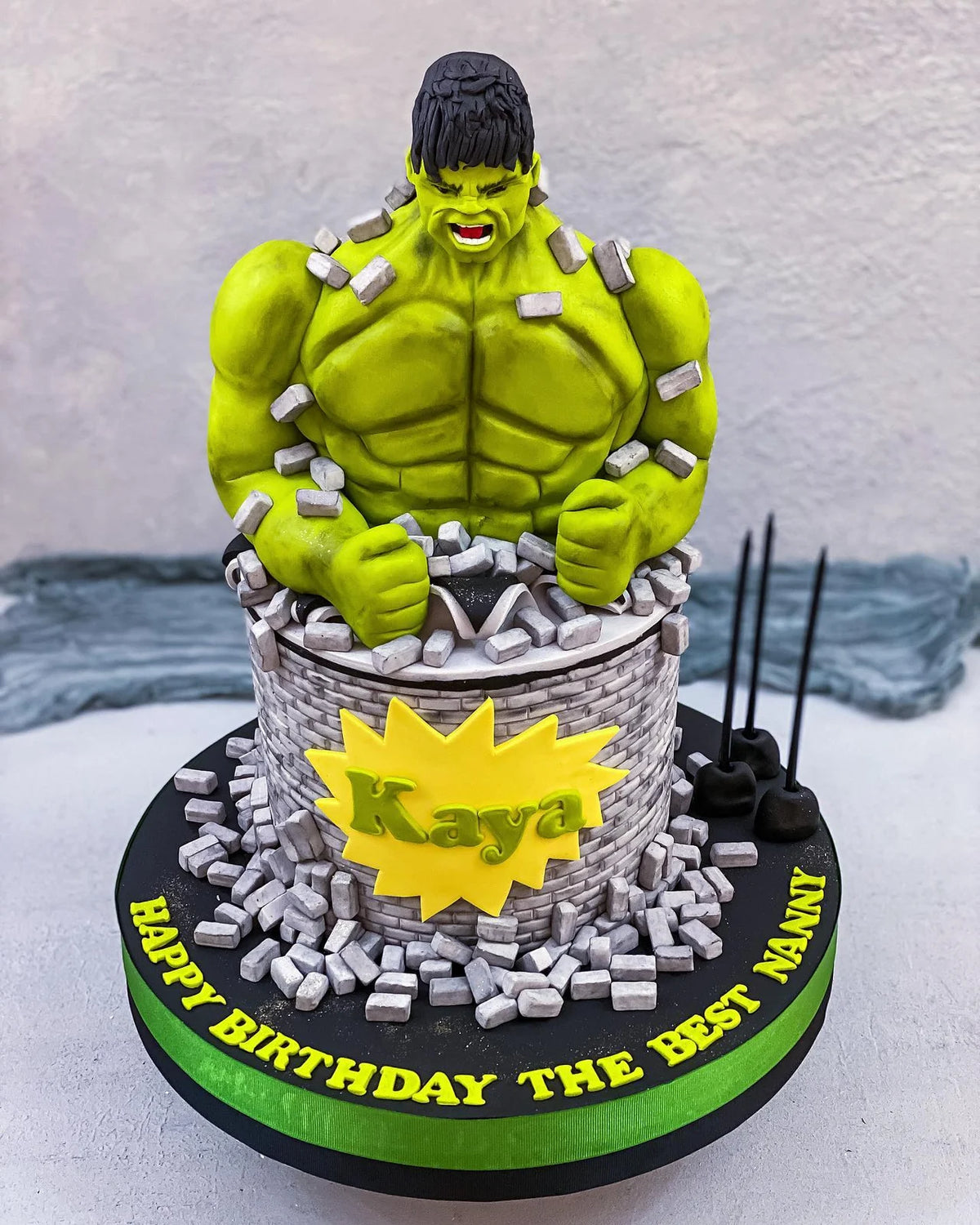 Hulk Figürlü Gri Taş Desenli Pasta