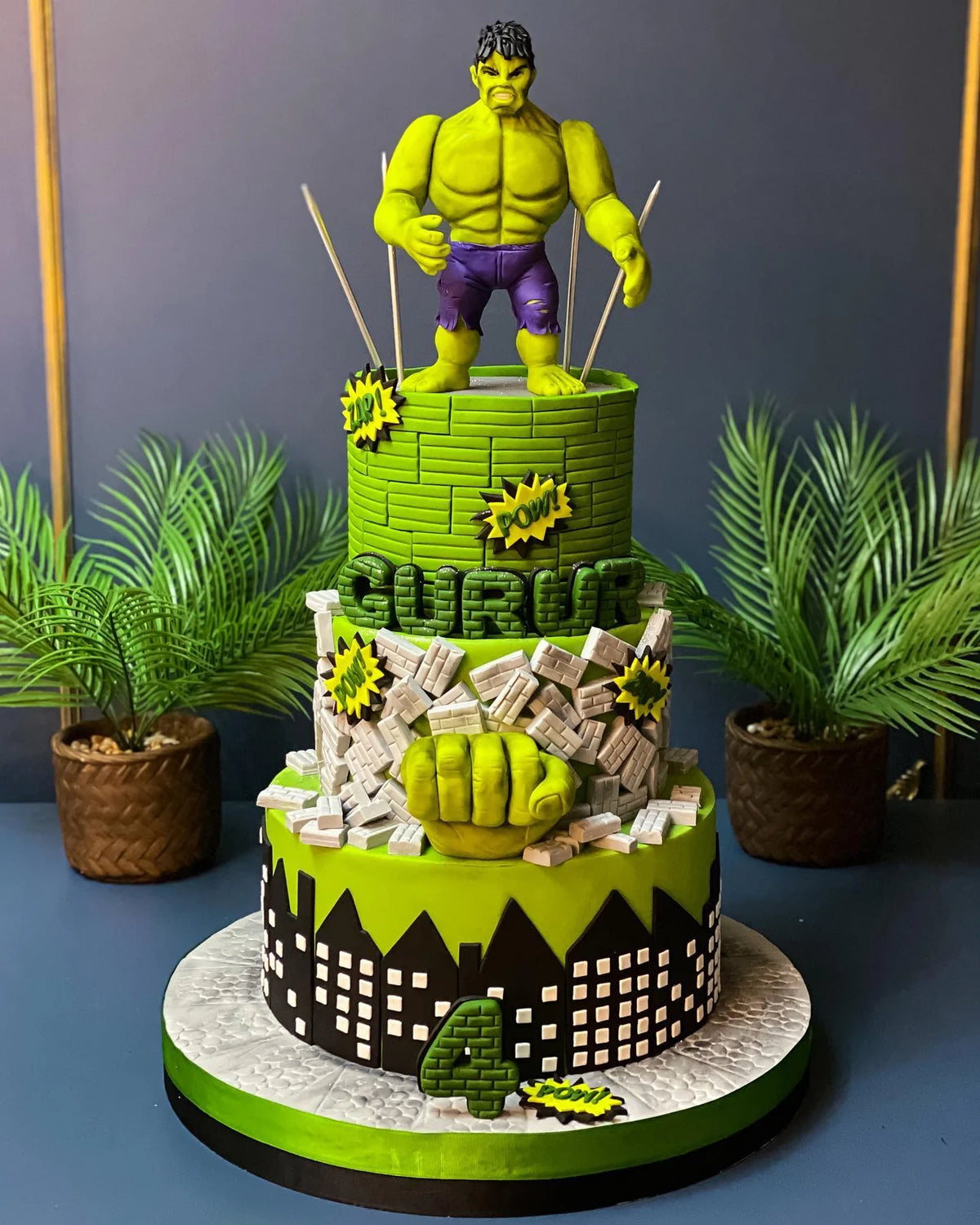 Hulk Figürlü İki Katlı Yeşil Pasta
