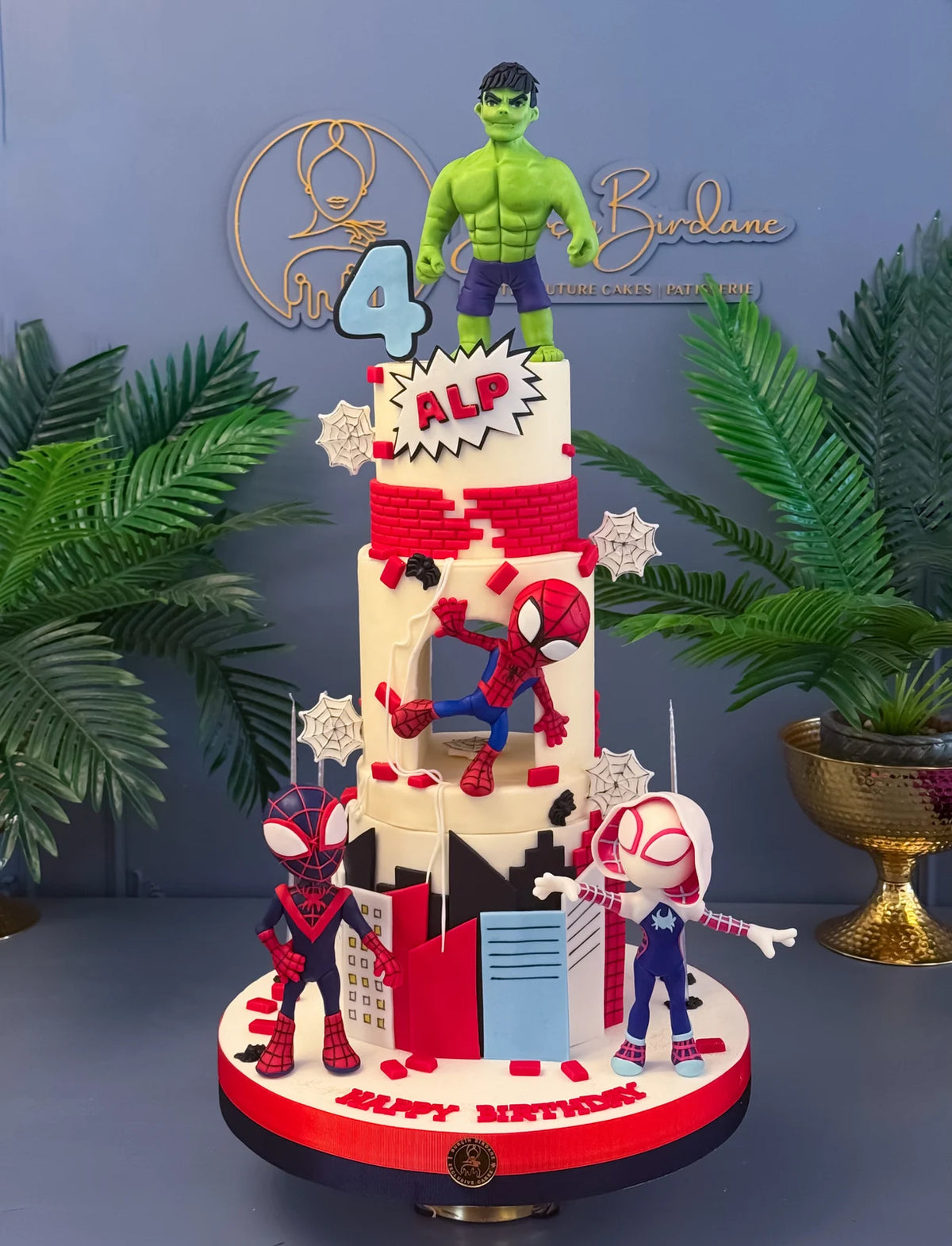 Hulk ve Spider-Man Üç Katlı Pasta