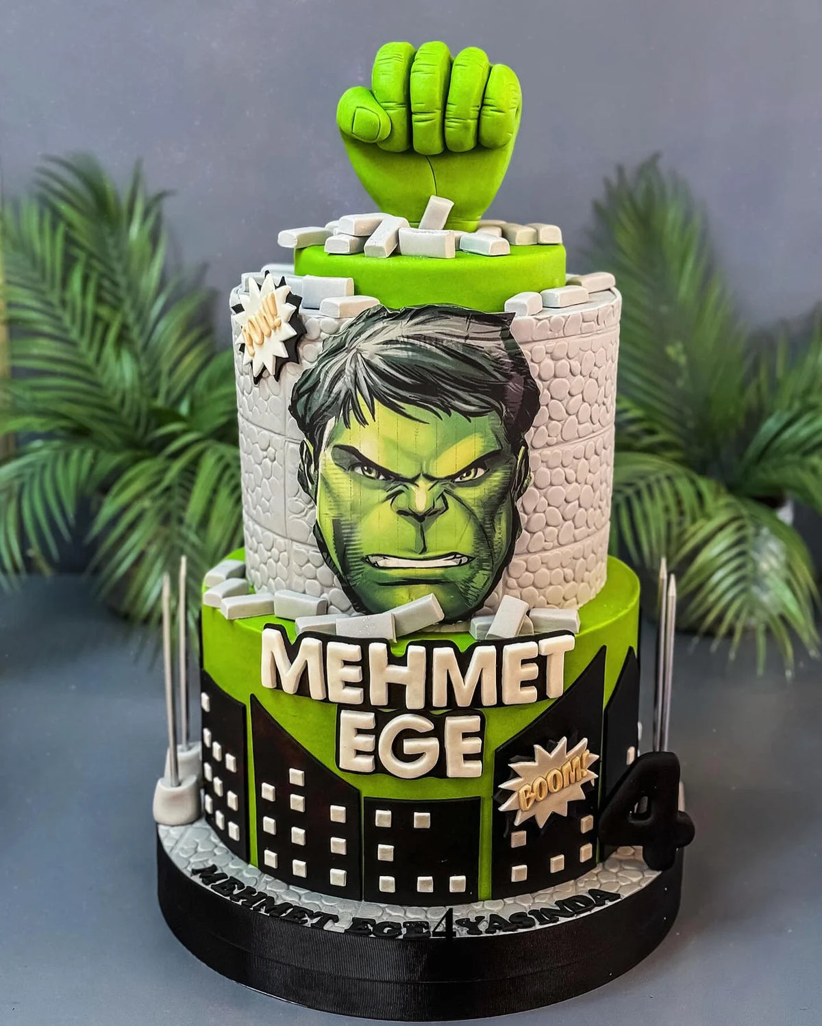 Hulk Yumruklu ve Şehir Desenli Pasta