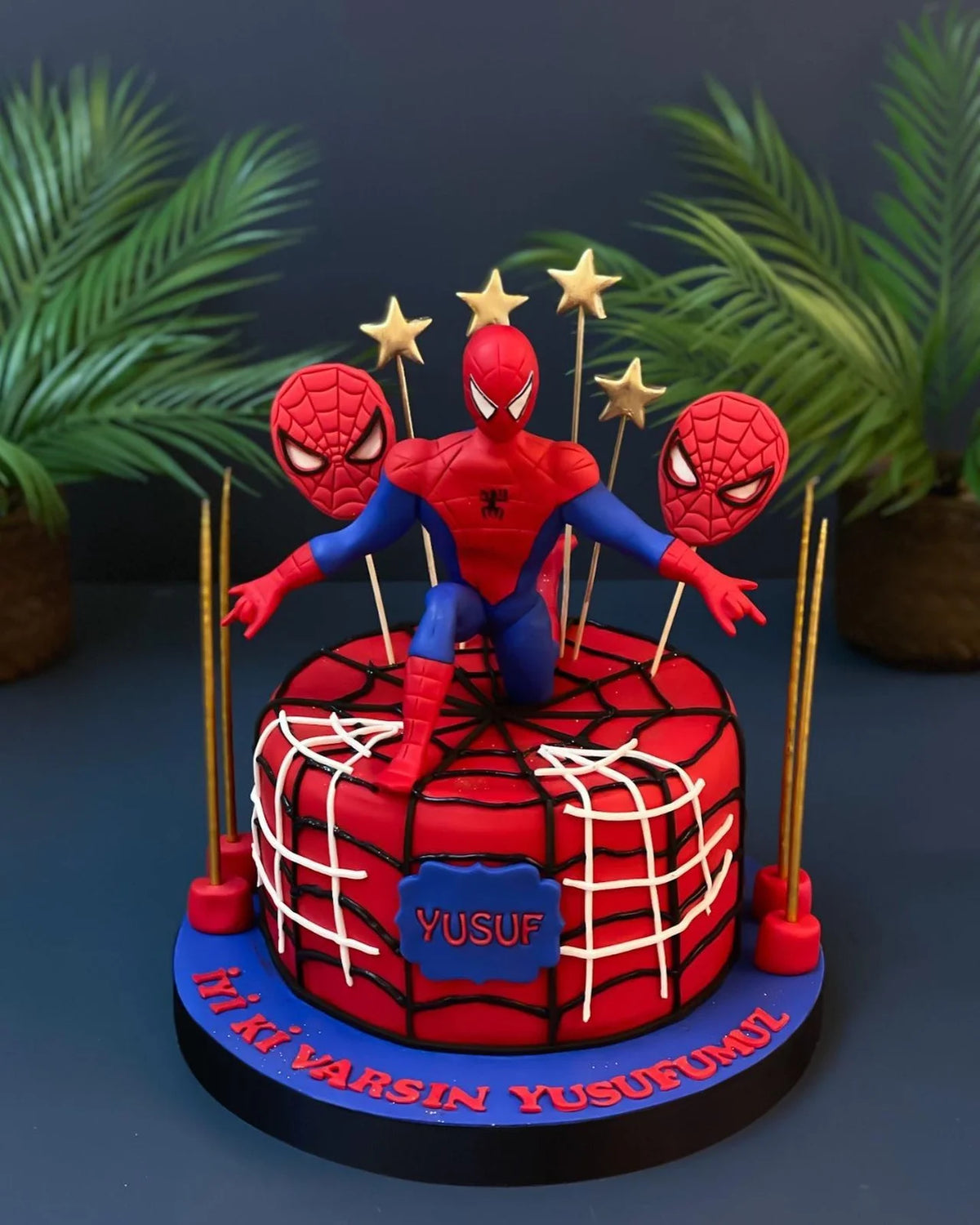 İki Spider-Man Figürlü Kırmızı Ağ Desenli Pasta