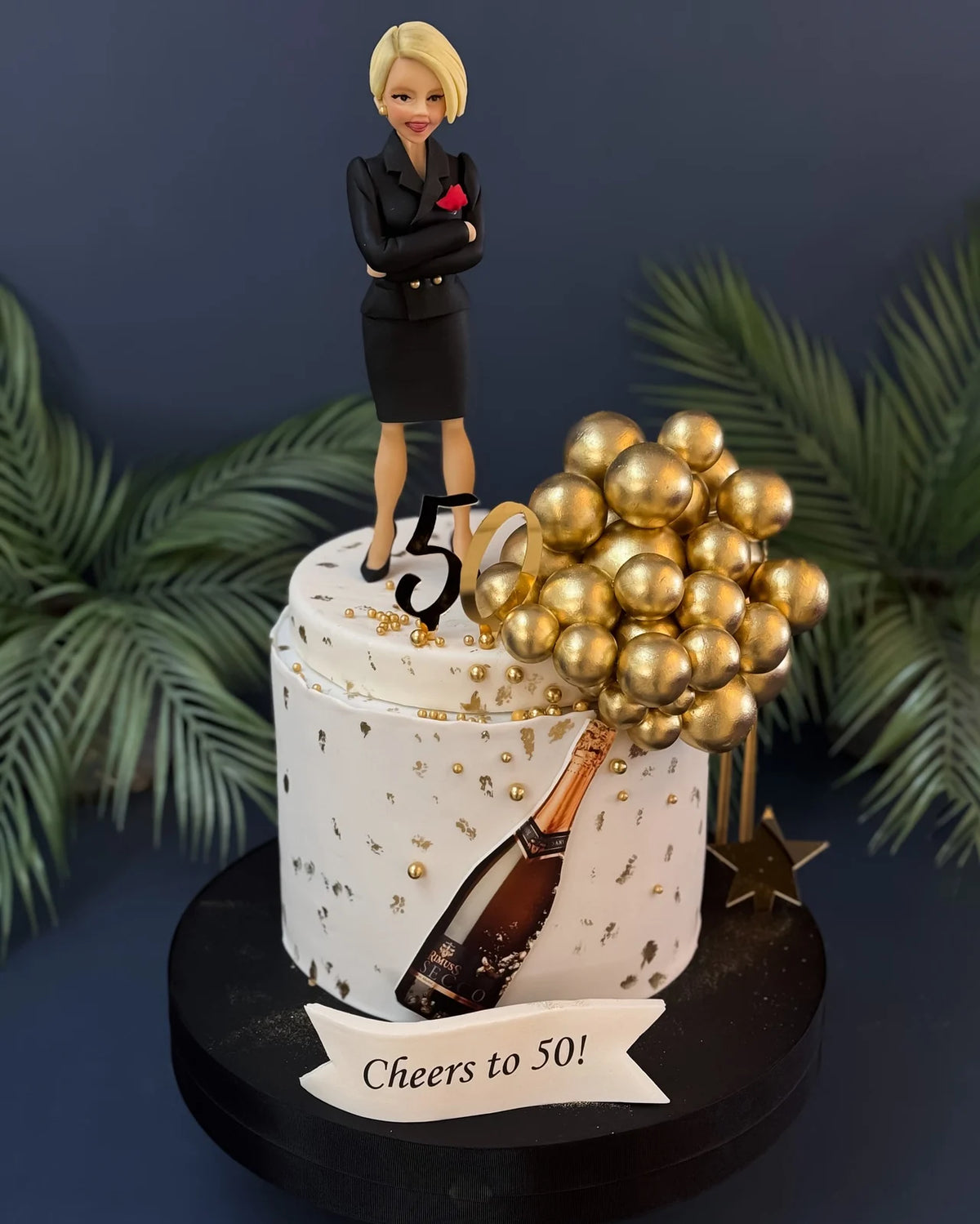 Kadın Figürlü Cheers to 50 Pastası