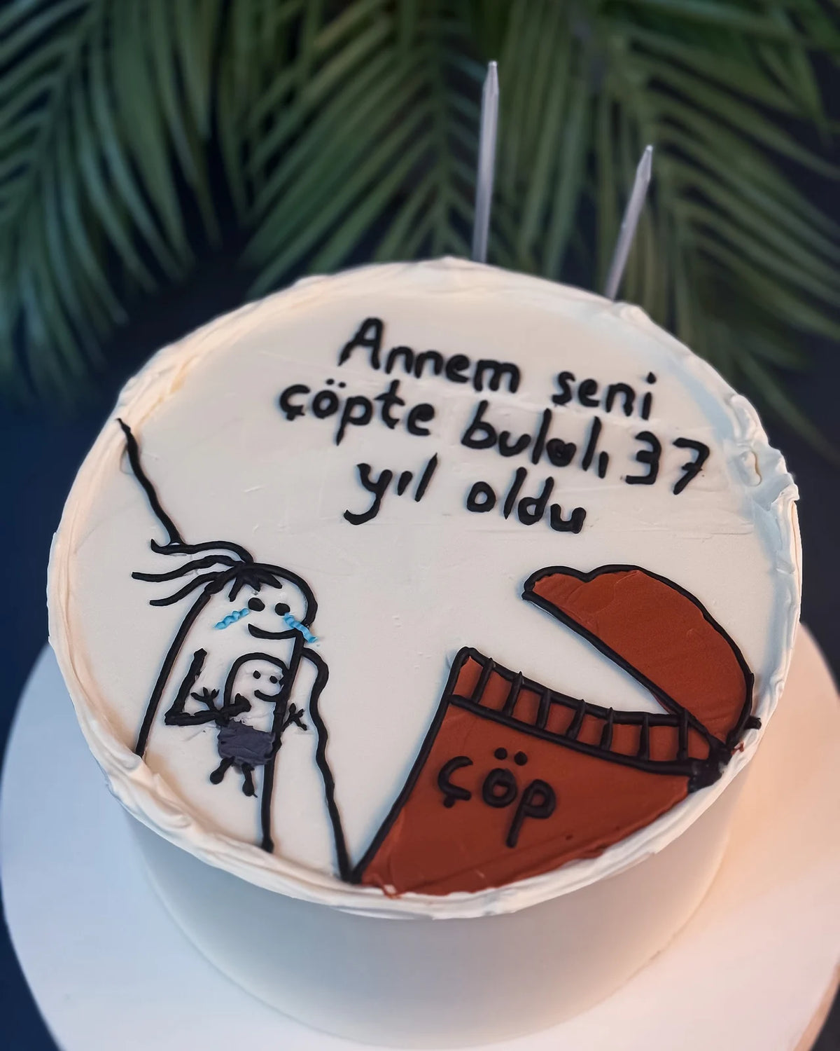 Karikatür Çizimli Eğlenceli Yaş Pastası