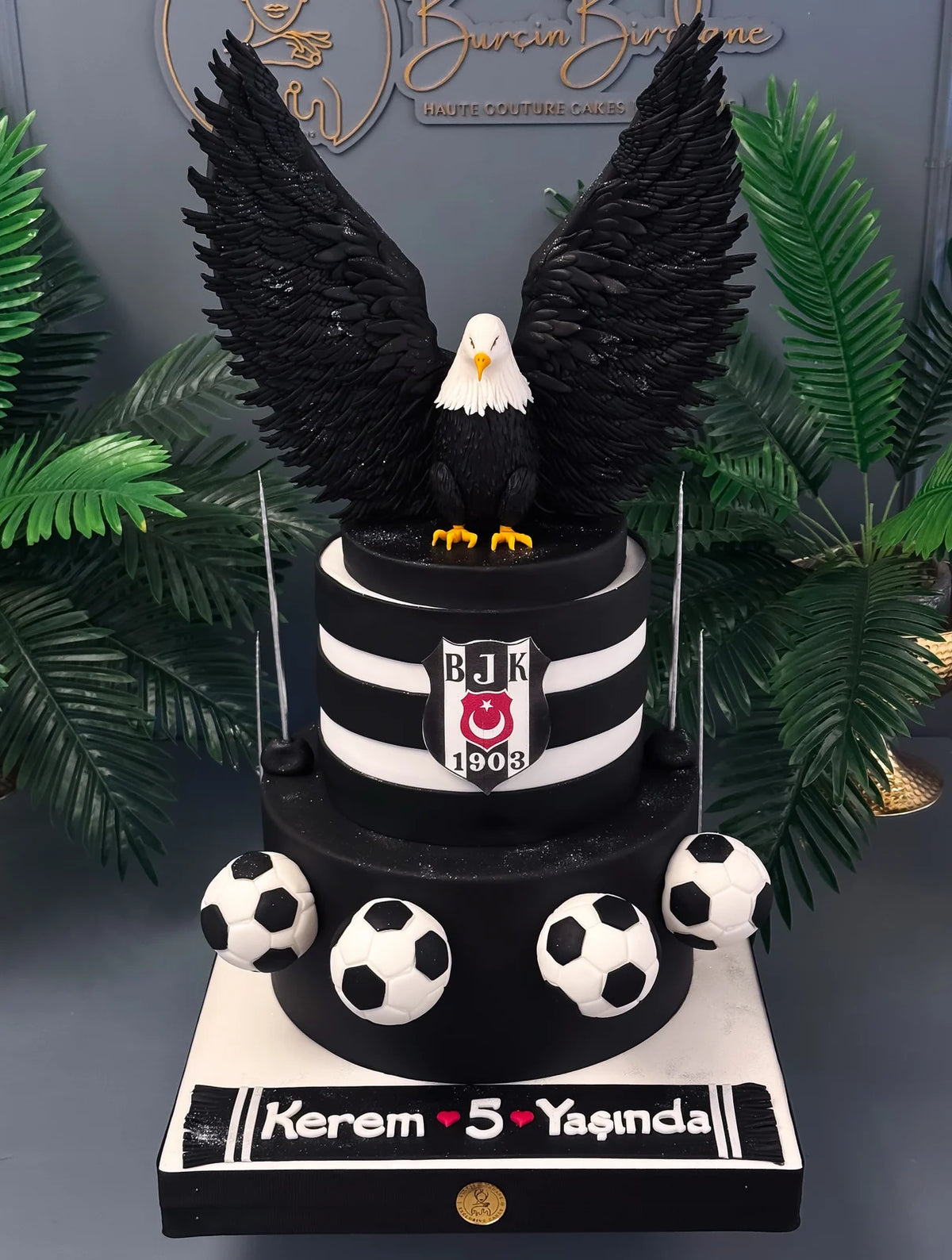 Kartal Figürlü Siyah Beyaz Beşiktaş Pastası