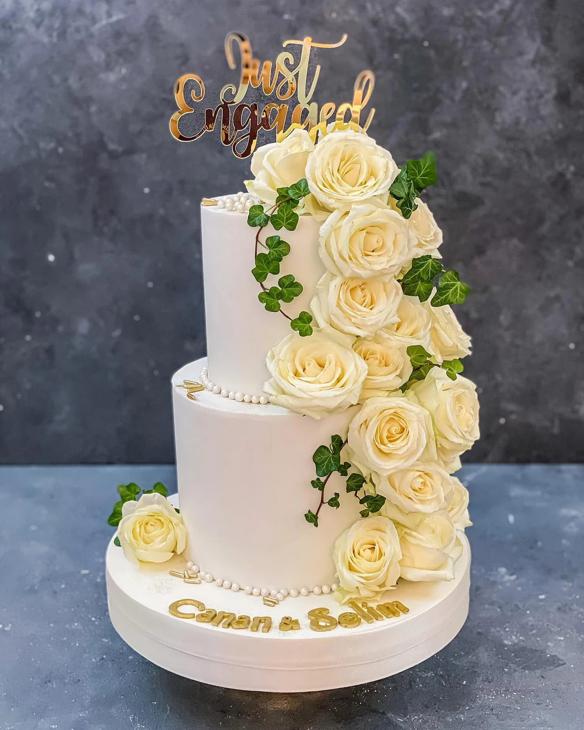 Krem Gül Sarmallı İki Katlı Just Married Pastası
