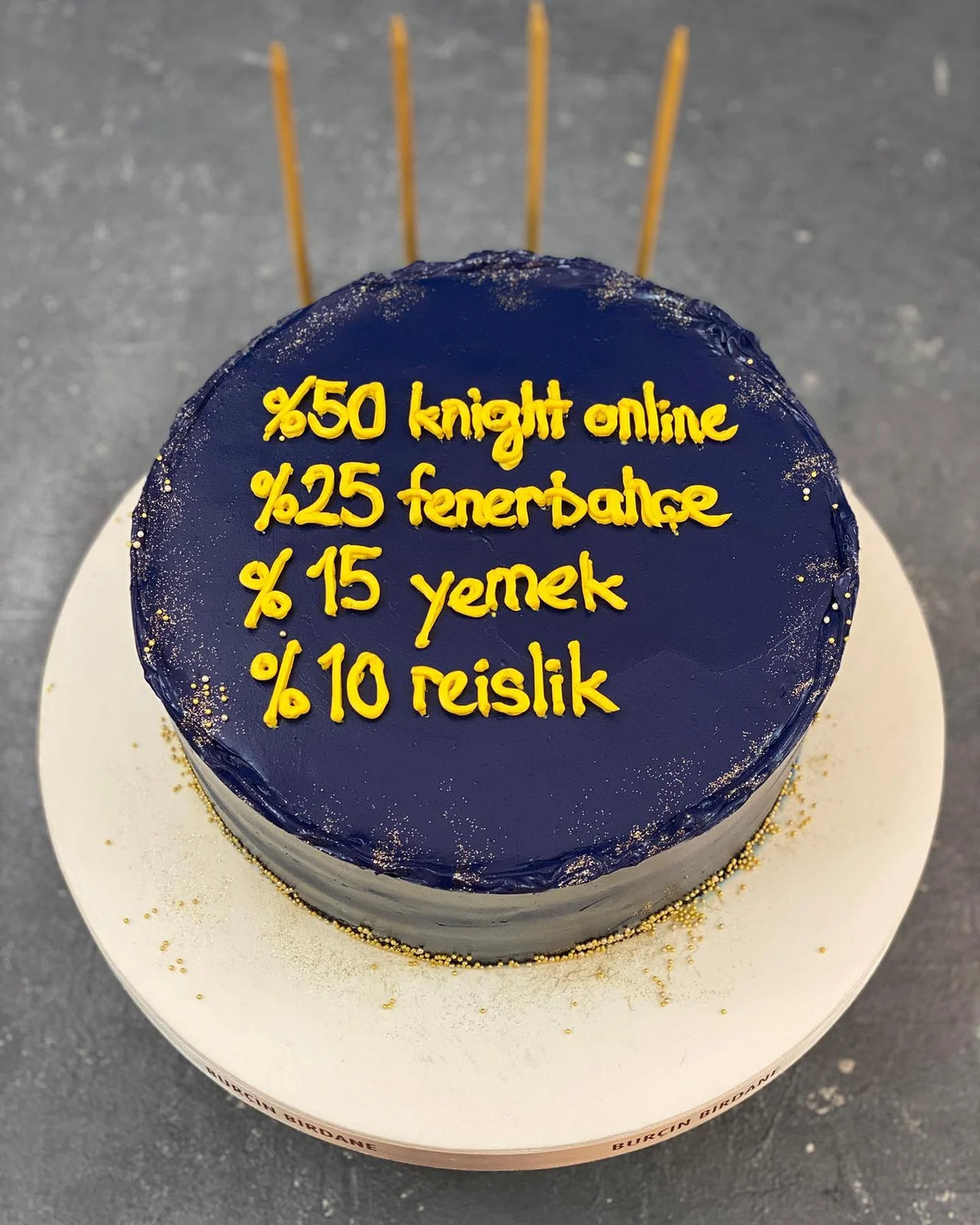 Lacivert Zeminli Sarı Yazılı Hobi Pastası