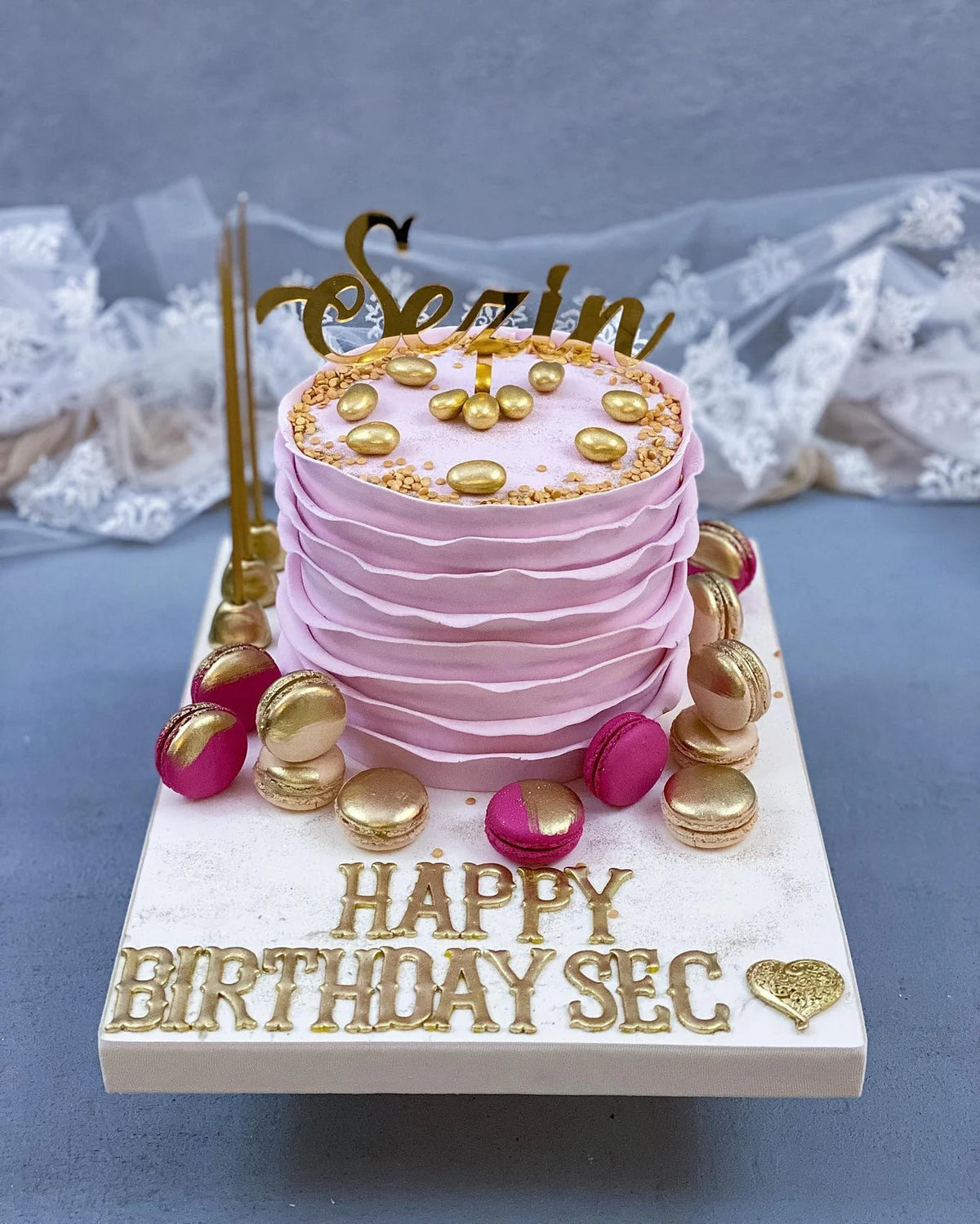 Lila Katmanlı Altın Toplu Birthday Pastası
