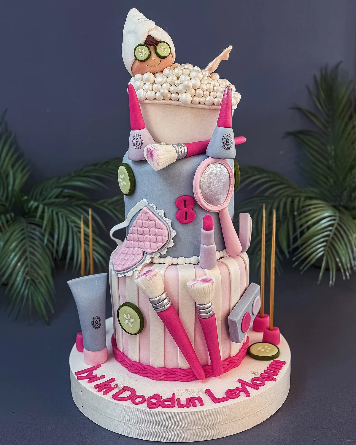 Makyaj ve Popcorn Temalı Pembe Pasta