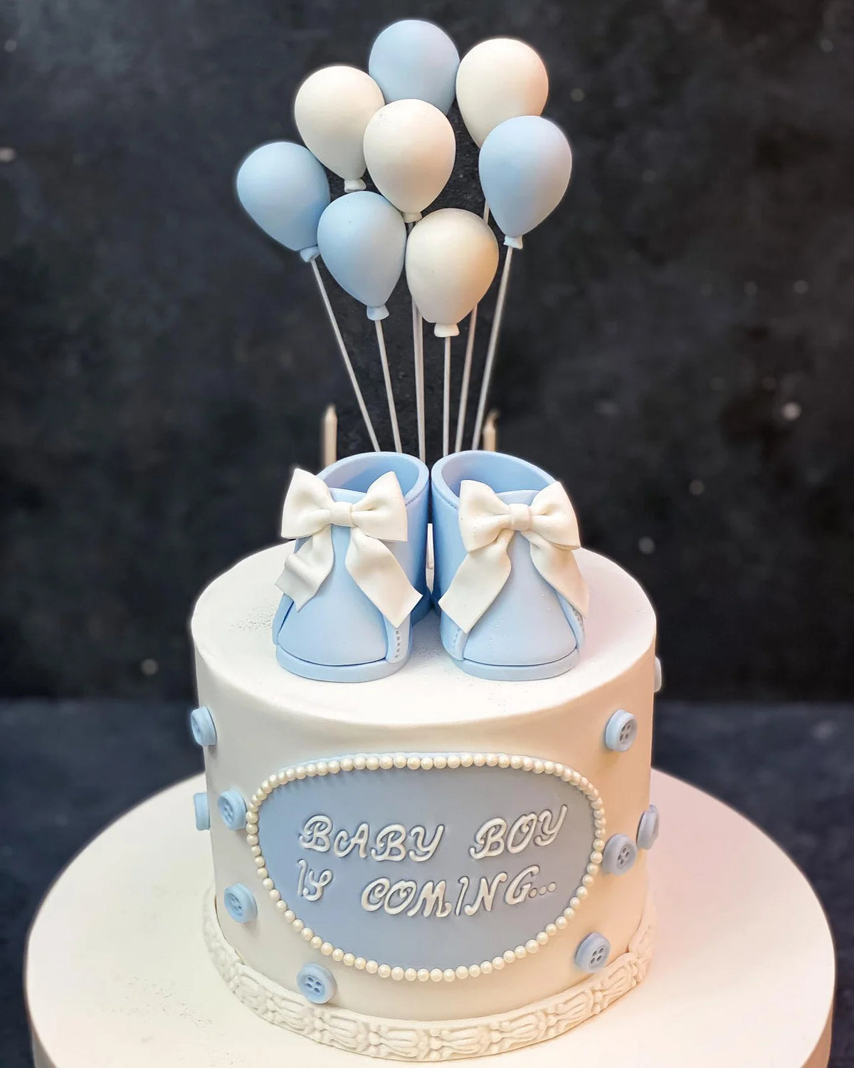 Mavi Ayakkabı ve Balonlu Baby Shower Pastası