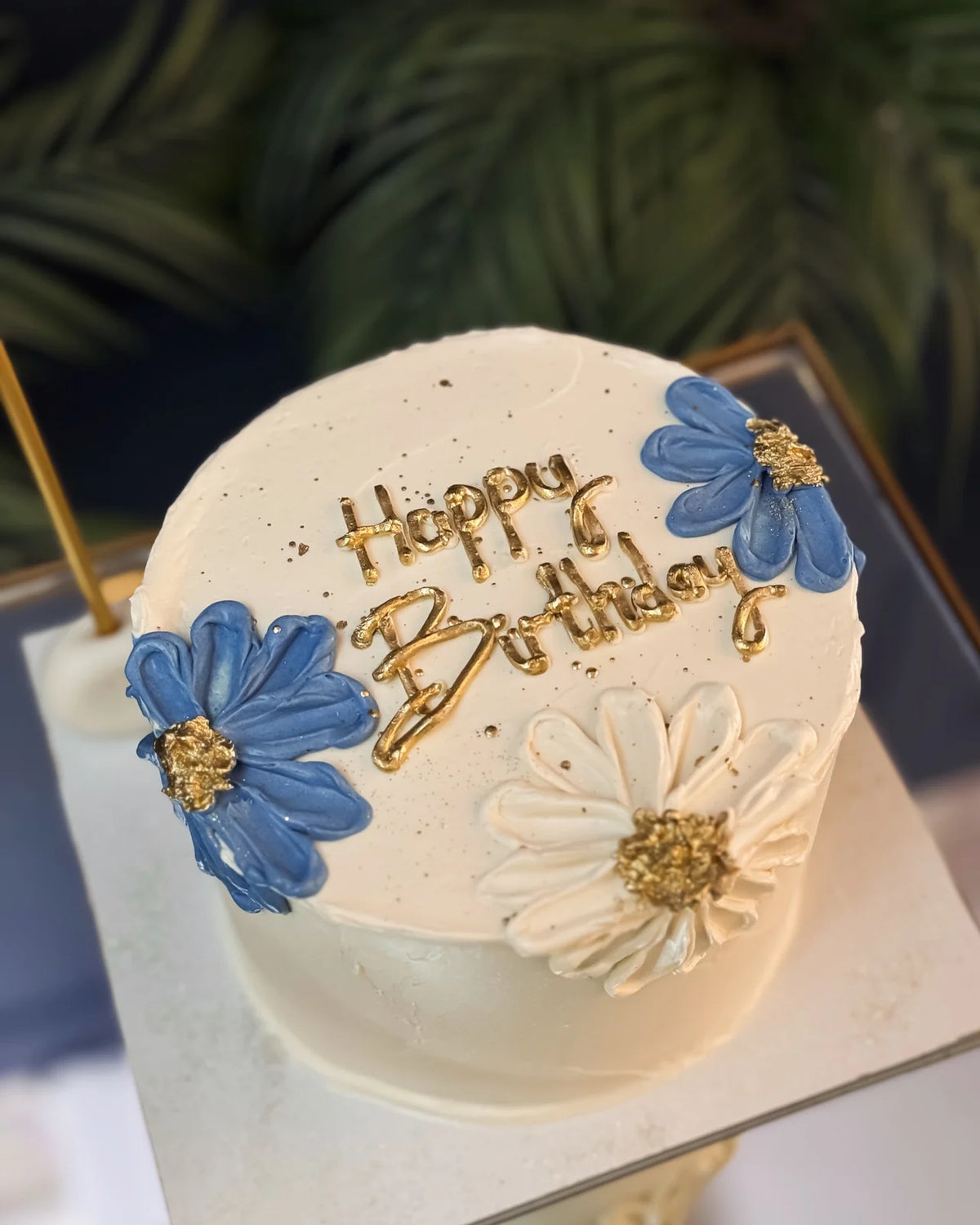 Mavi Beyaz Papatyalı Happy Birthday Pastası