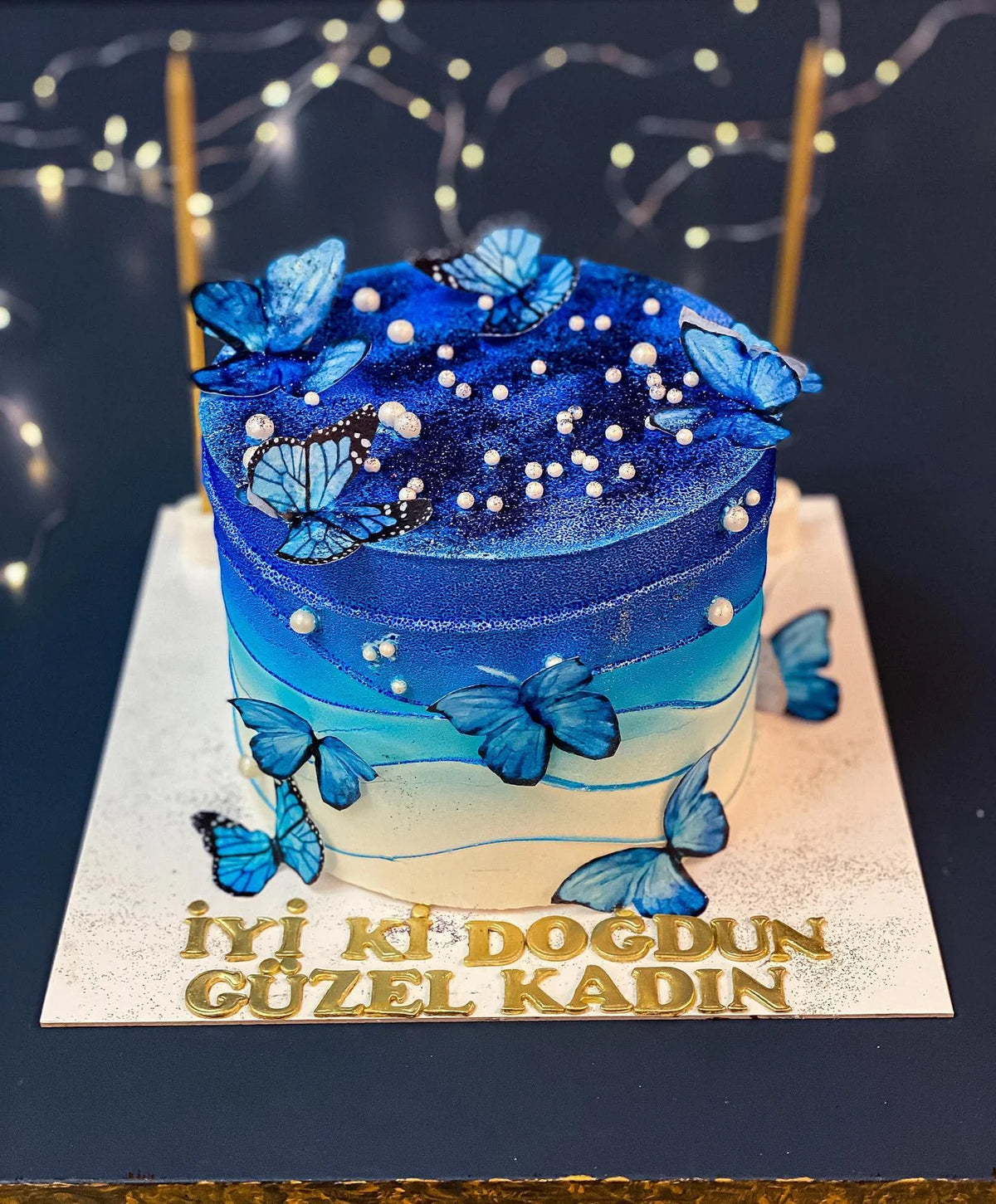 Mavi Kelebekli İnci Detaylı Pasta