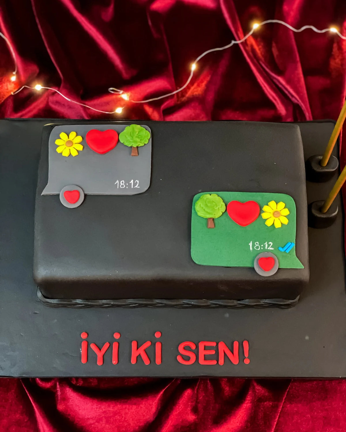 Mesajlaşma Ekranı Temalı Siyah Dikdörtgen Pasta