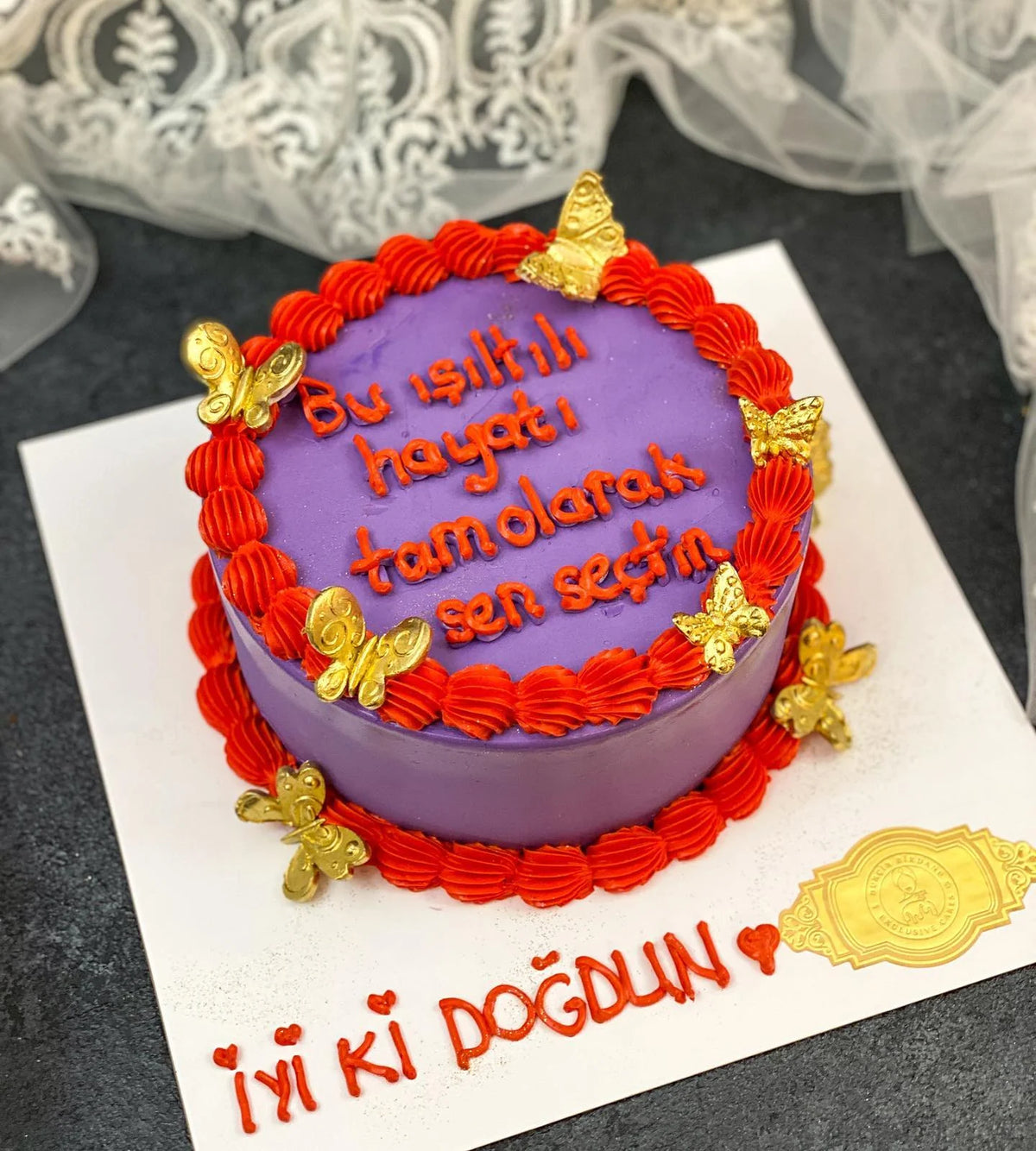 Mor Kırmızı Kelebekli Romantik Pasta