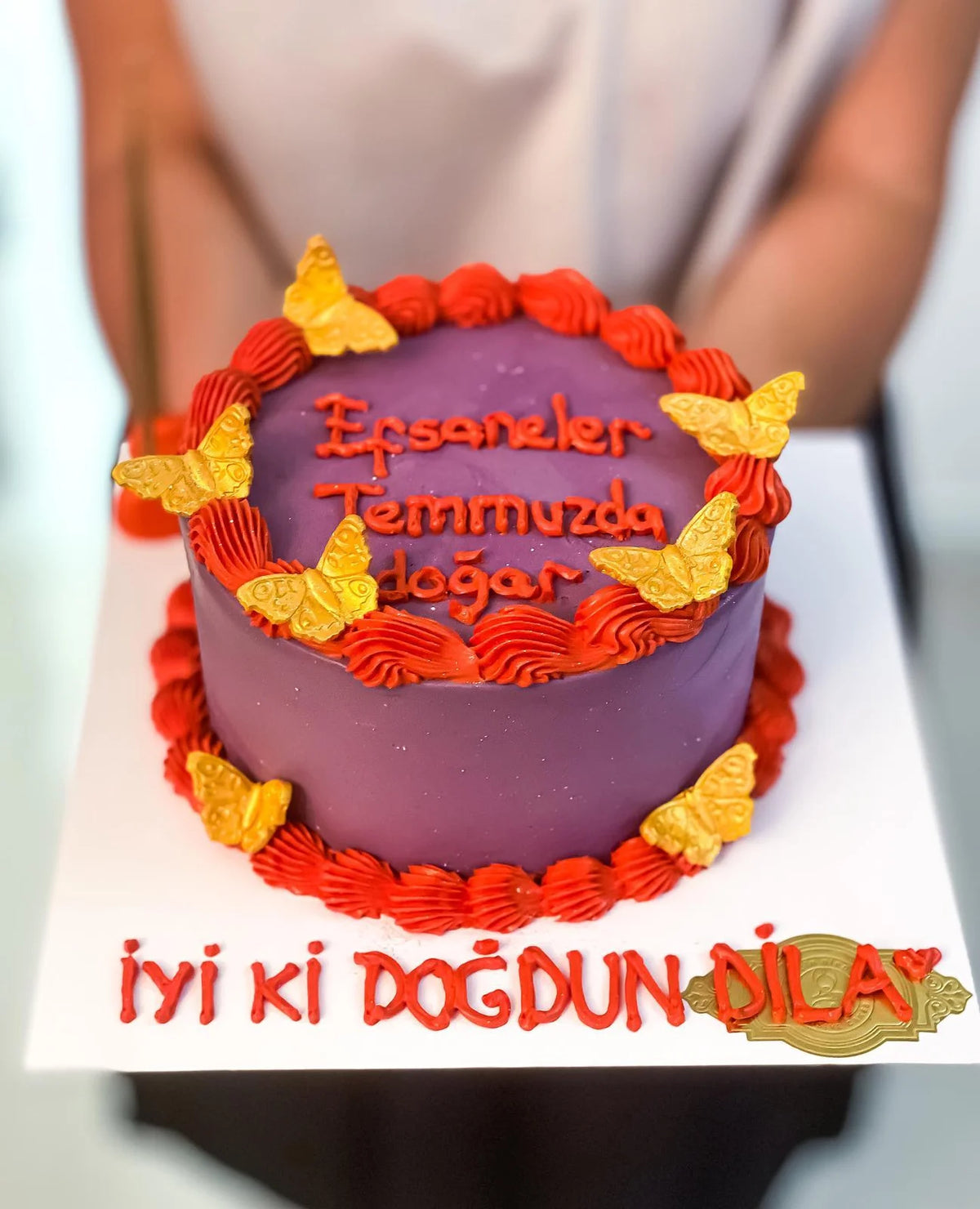 Mor Kırmızı Kelebekli Temmuz Pastası
