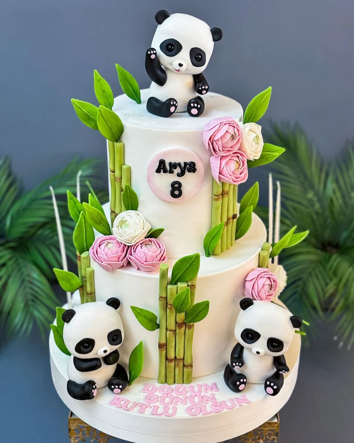 Panda ve Bambu Figürlü Pembe Çiçekli Pasta