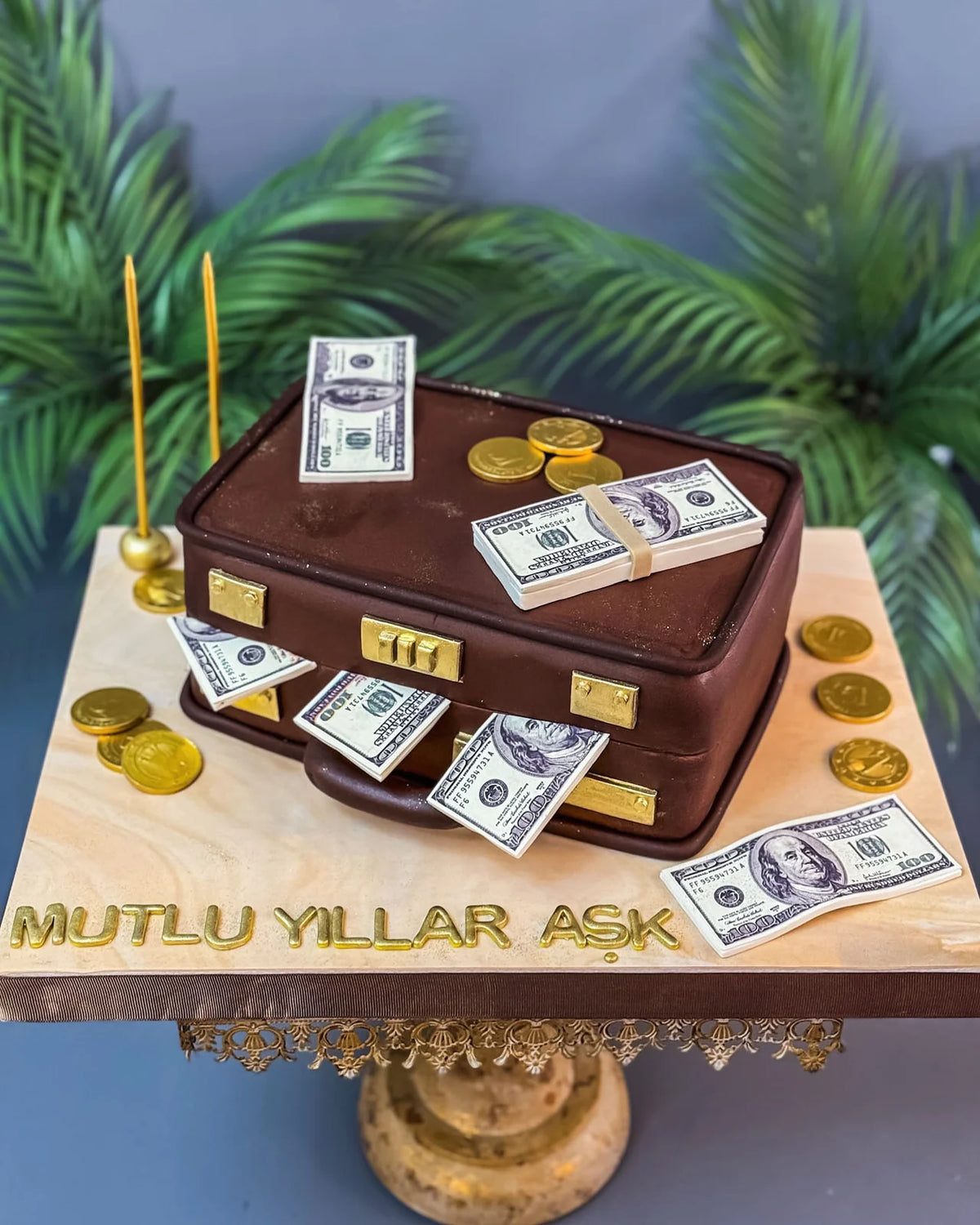 Para Dolu Evrak Çantası Şeklinde Pasta