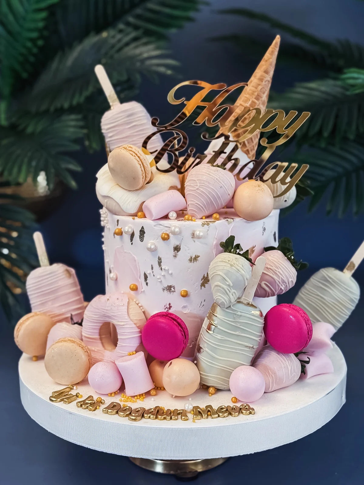 Pastel Dondurma ve Makaron Süslemeli Pasta