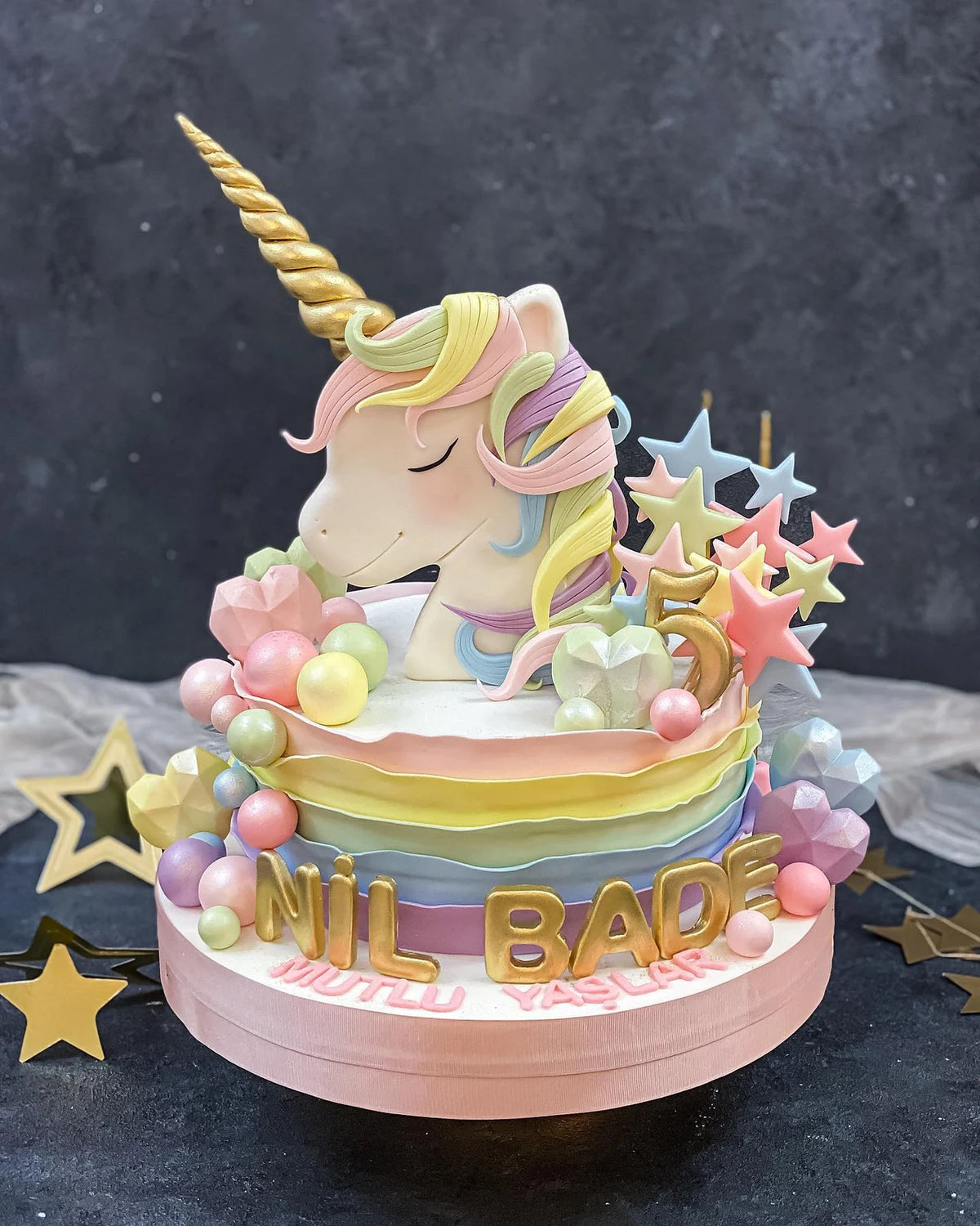 Pastel Unicorn ve Yıldız Süslemeli Pasta