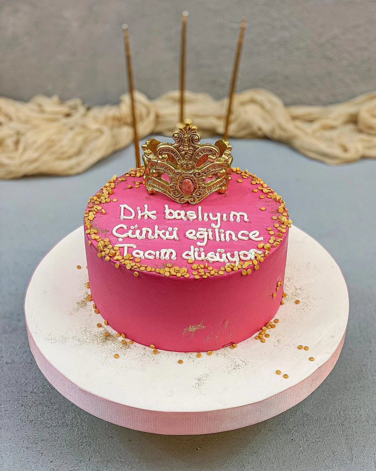 Pembe Altın Taçlı Esprili Mesaj Pastası