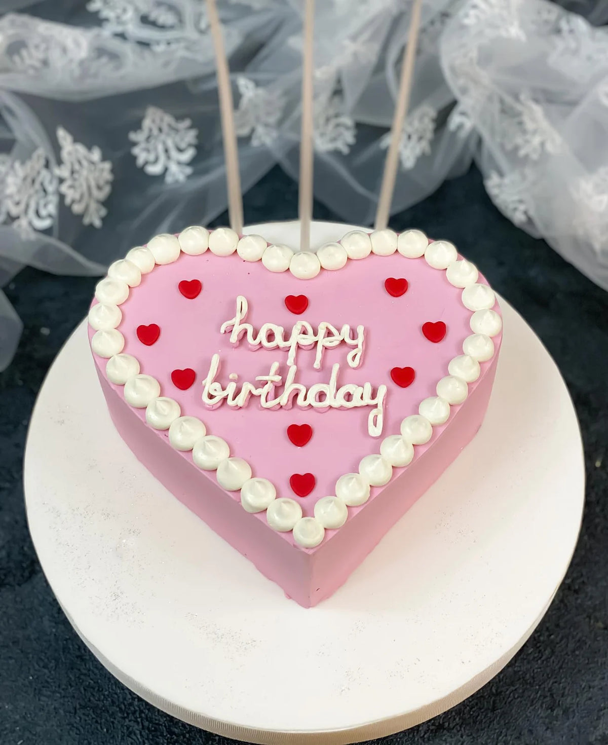 Pembe Beyaz Kalpli Happy Birthday Pastası