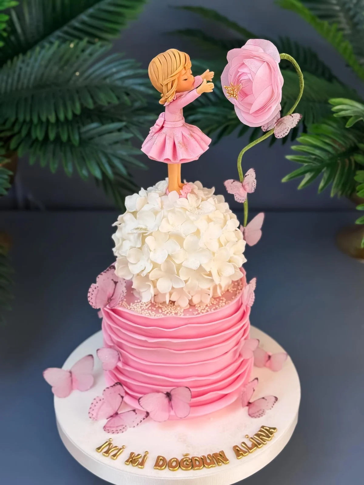 Pembe Çiçek Tutan Kız Figürlü Pasta