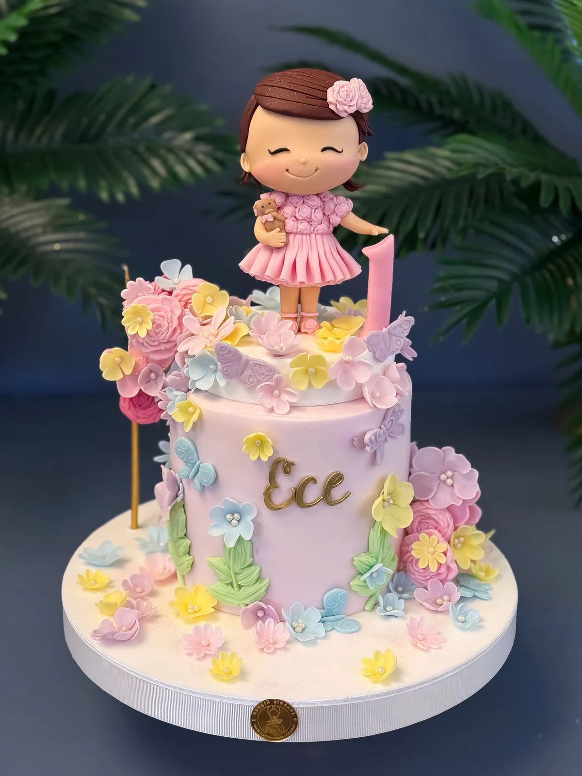Pembe Elbiseli Kız ve Çiçekli 1 Yaş Pastası