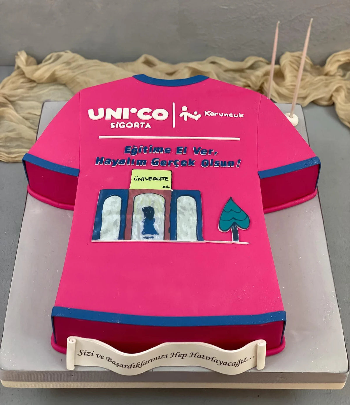Pembe Forma Şeklinde Logolu Kurumsal Pasta