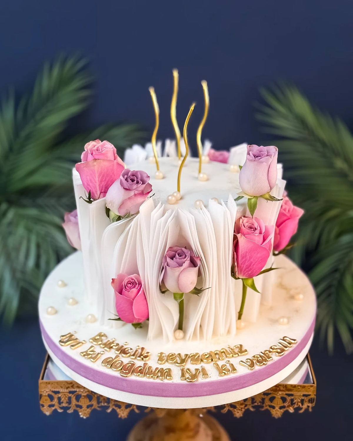 Pembe Gül Dallı Beyaz Drapeli Pasta