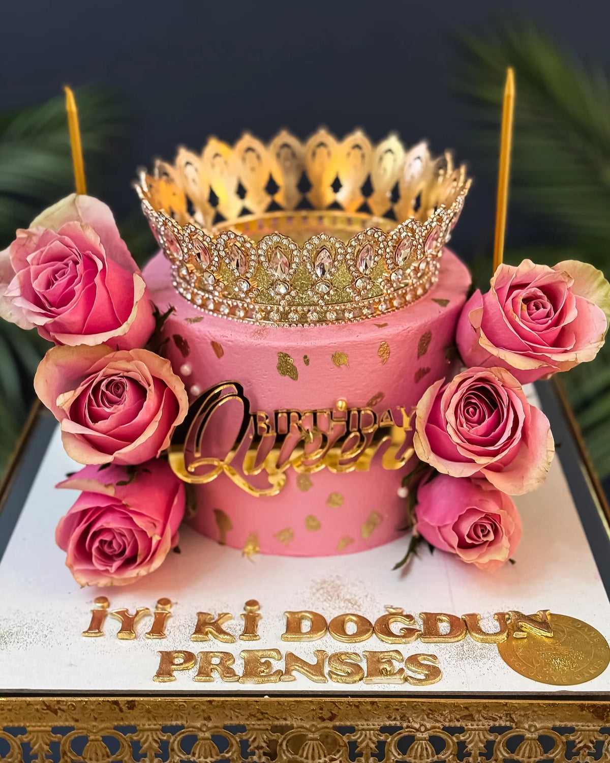 Pembe Güllü Altın Taçlı Queen Pastası