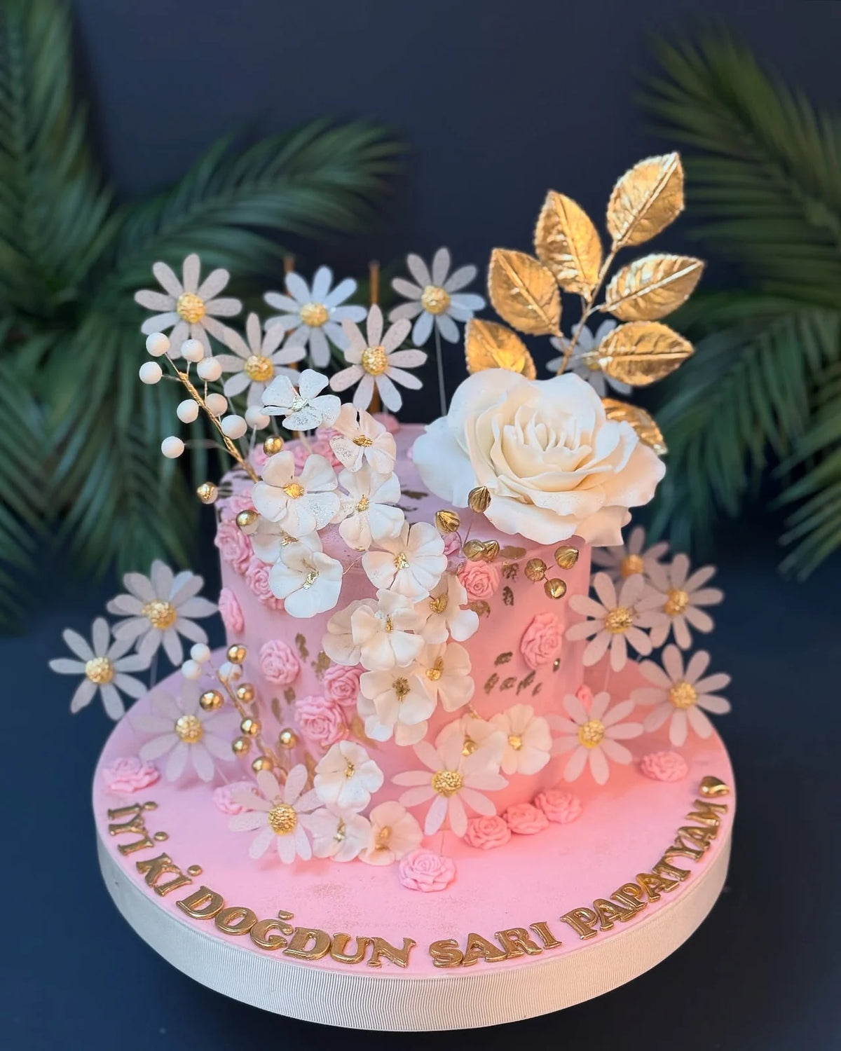 Pembe Papatyalı ve Altın Yapraklı Pasta