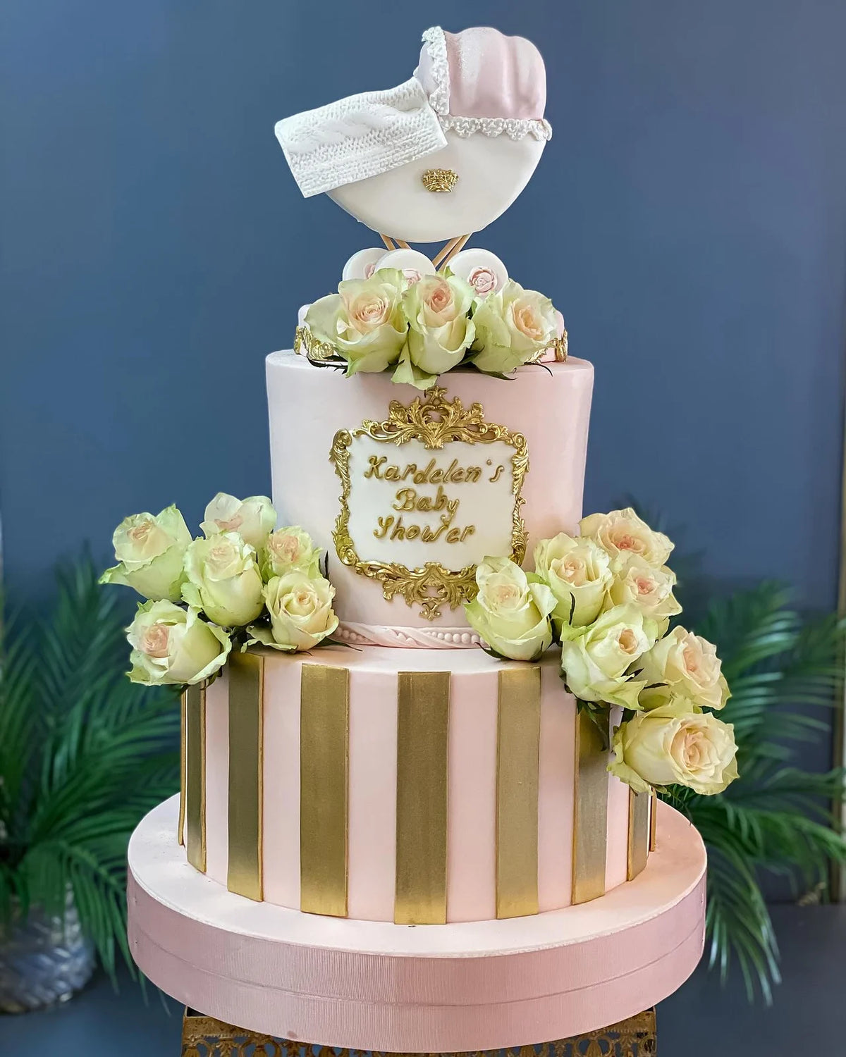 Pembe Puset ve Altın Çizgili Baby Shower Pastası