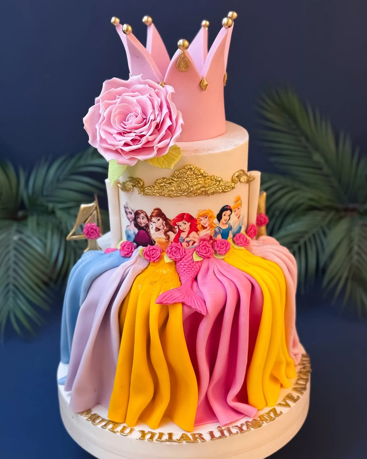 Pembe Taçlı ve Prenses Elbiseli Pasta