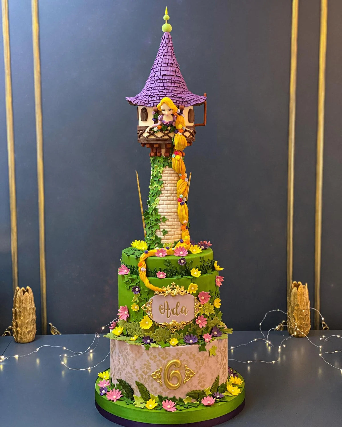 Rapunzel Kulesi Şeklinde Çiçekli Pasta