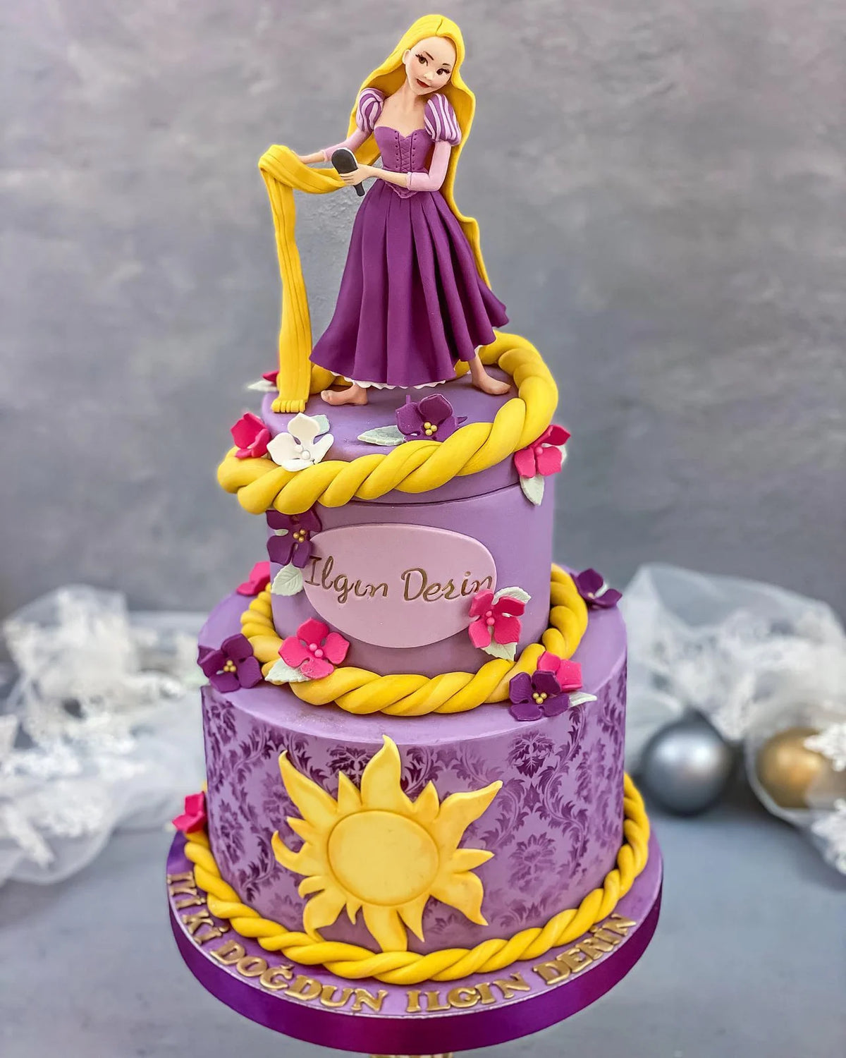 Rapunzel ve Altın Güneşli Mor Pasta