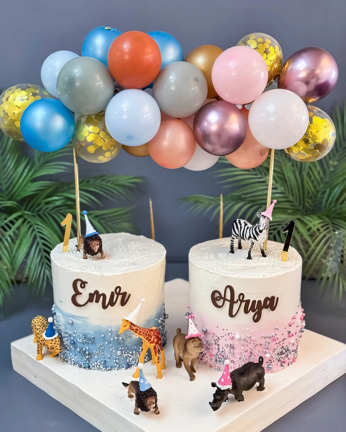 Renkli Balonlu İkizler İçin 1 Yaş Pastaları