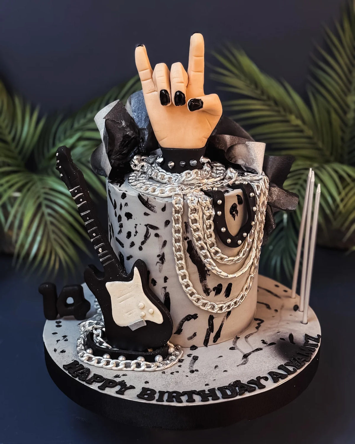 Rock İşareti ve Gitar Temalı Pasta