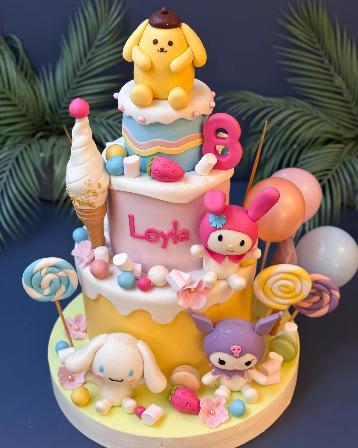 Sanrio Karakterleri ve Üç Katlı Pastel Pasta