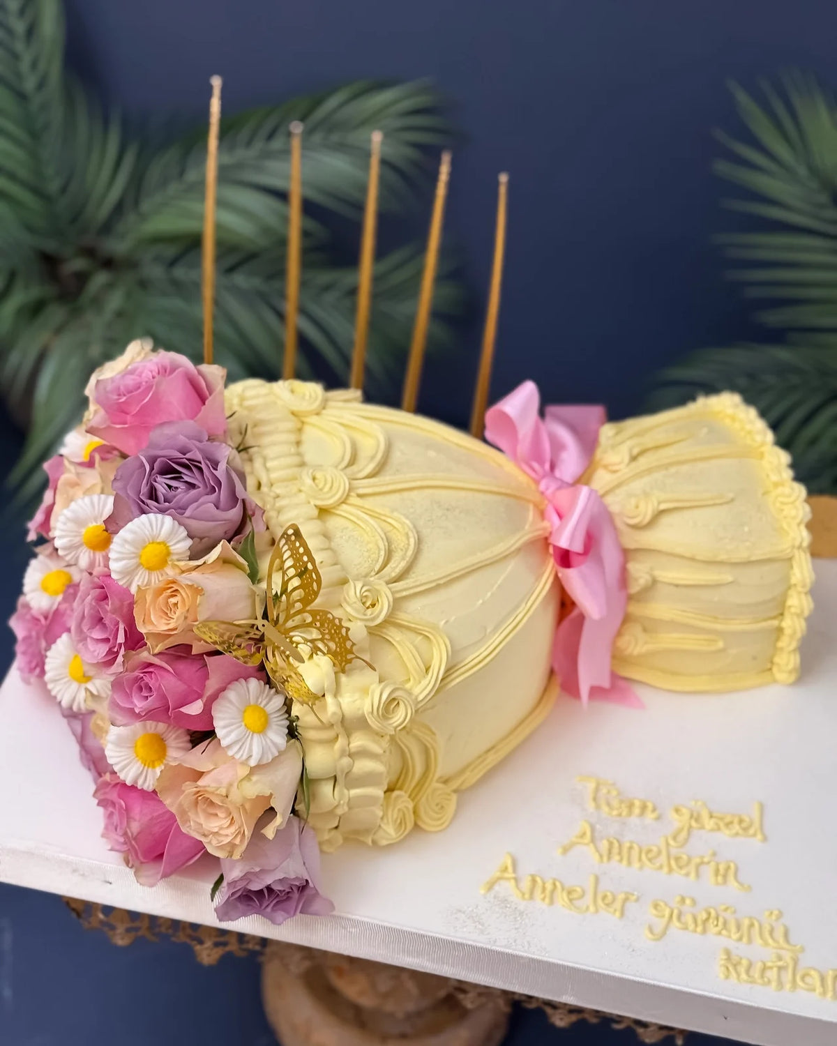 Sarı Buket Şeklinde Pembe Çiçekli Pasta