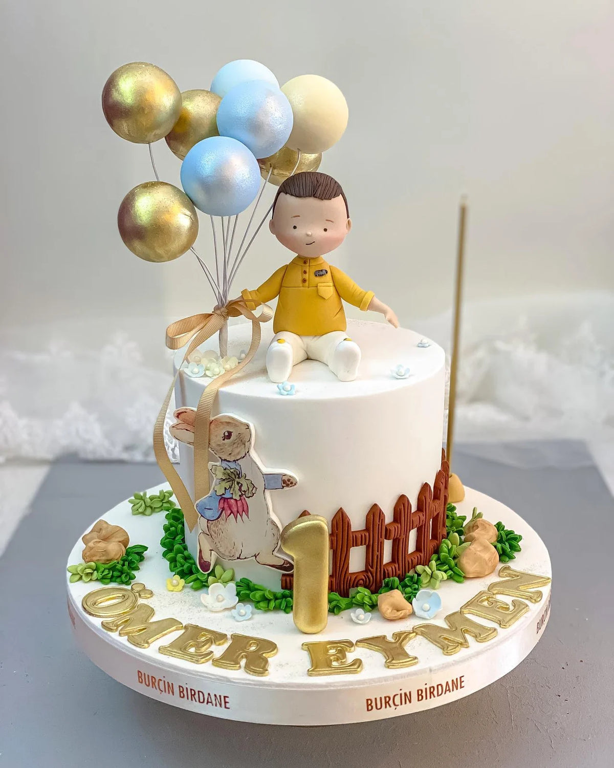Sarı Kıyafetli Çocuk ve Balonlu 1 Yaş Pastası