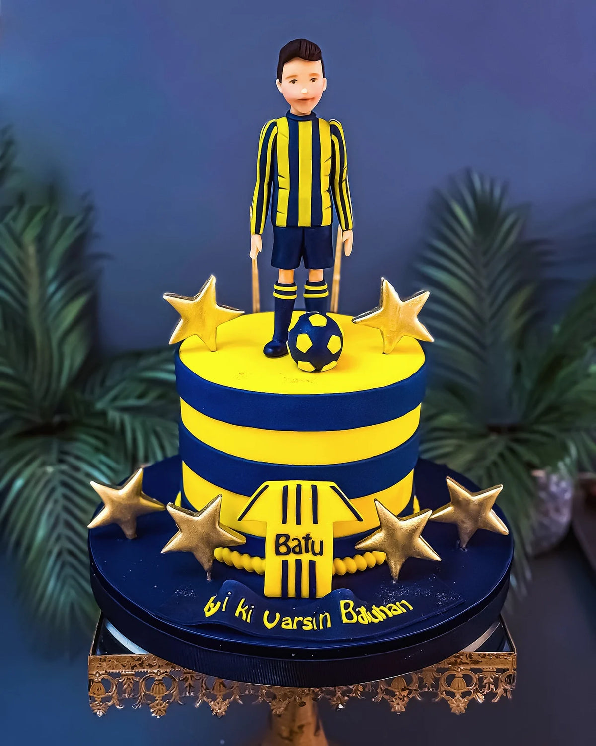 Sarı Lacivert Çizgili Futbolcu Figürlü Pasta