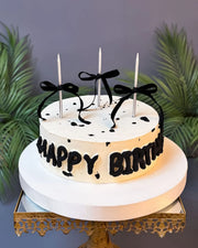 Siyah Fiyonklu Beyaz Happy Birthday Pastası